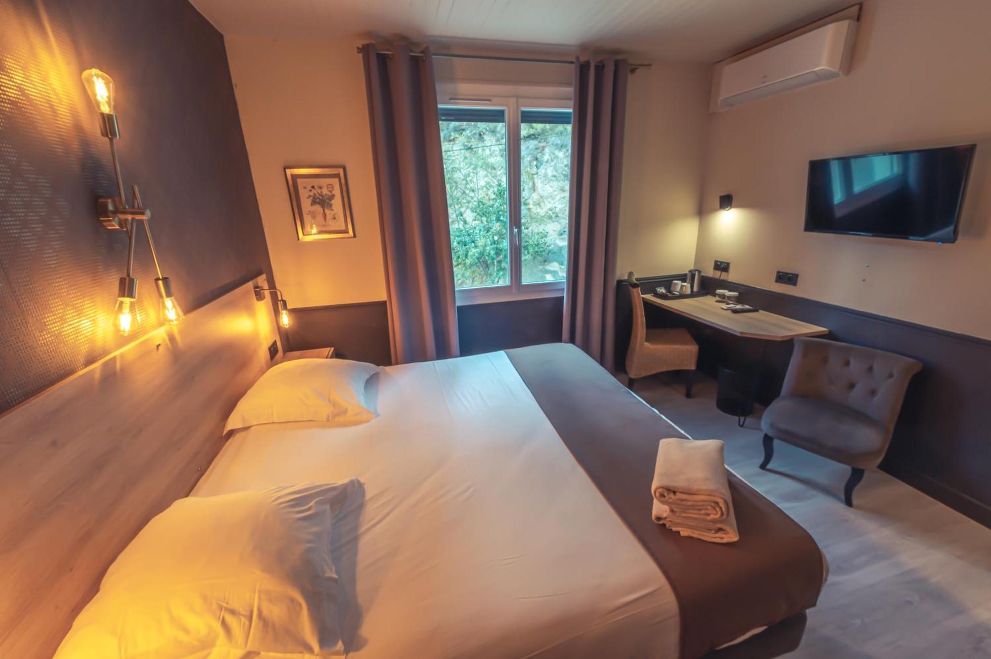 Logis Hotel Restaurant Le Plantevin Propiac Eksteriør billede