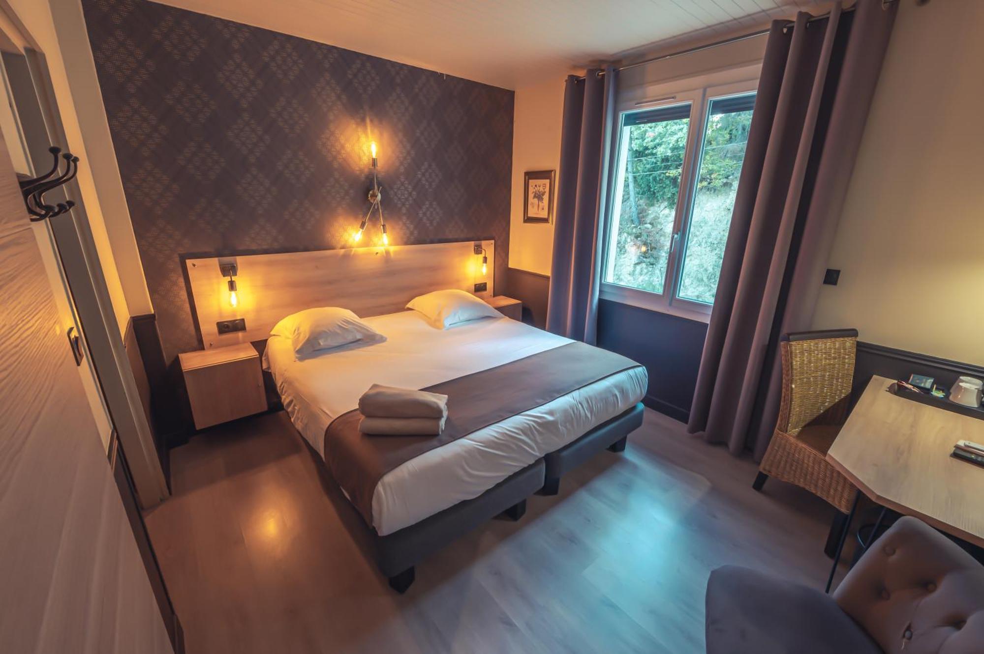 Logis Hotel Restaurant Le Plantevin Propiac Eksteriør billede