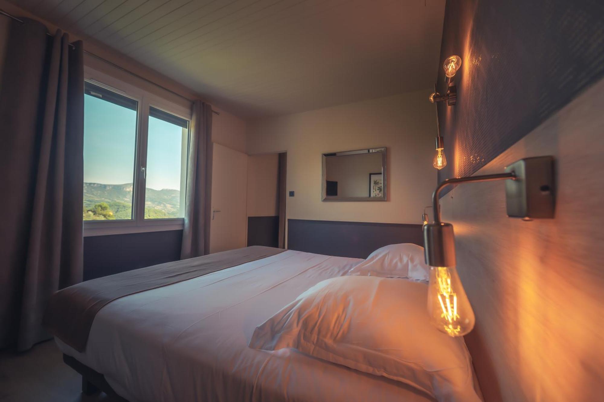 Logis Hotel Restaurant Le Plantevin Propiac Eksteriør billede
